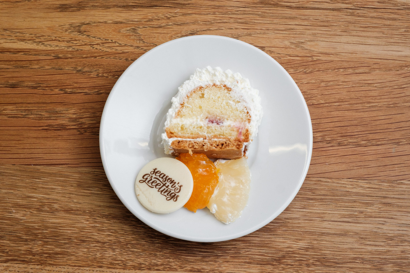 The Delhaize fruit log: a simple and classic version, with a light sponge cake, a dollop of whipped cream and fruit in jelly.  (Photo: Patricia Pitsch/Paperjam)