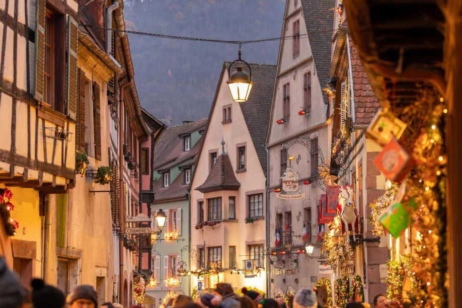 From Colmar to Munster, an itinerary linking five of Alsace’s most beautiful Christmas markets, between illuminated villages and Advent traditions. (Photo: Shutterstock)