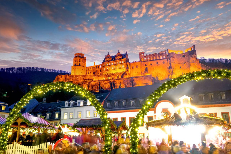 Heidelberg’s Christmas market stretches out at the foot of the illuminated Heidelberger Schloss, in one of Germany’s most emblematic winter panoramas. (Photo: Shutterstock)