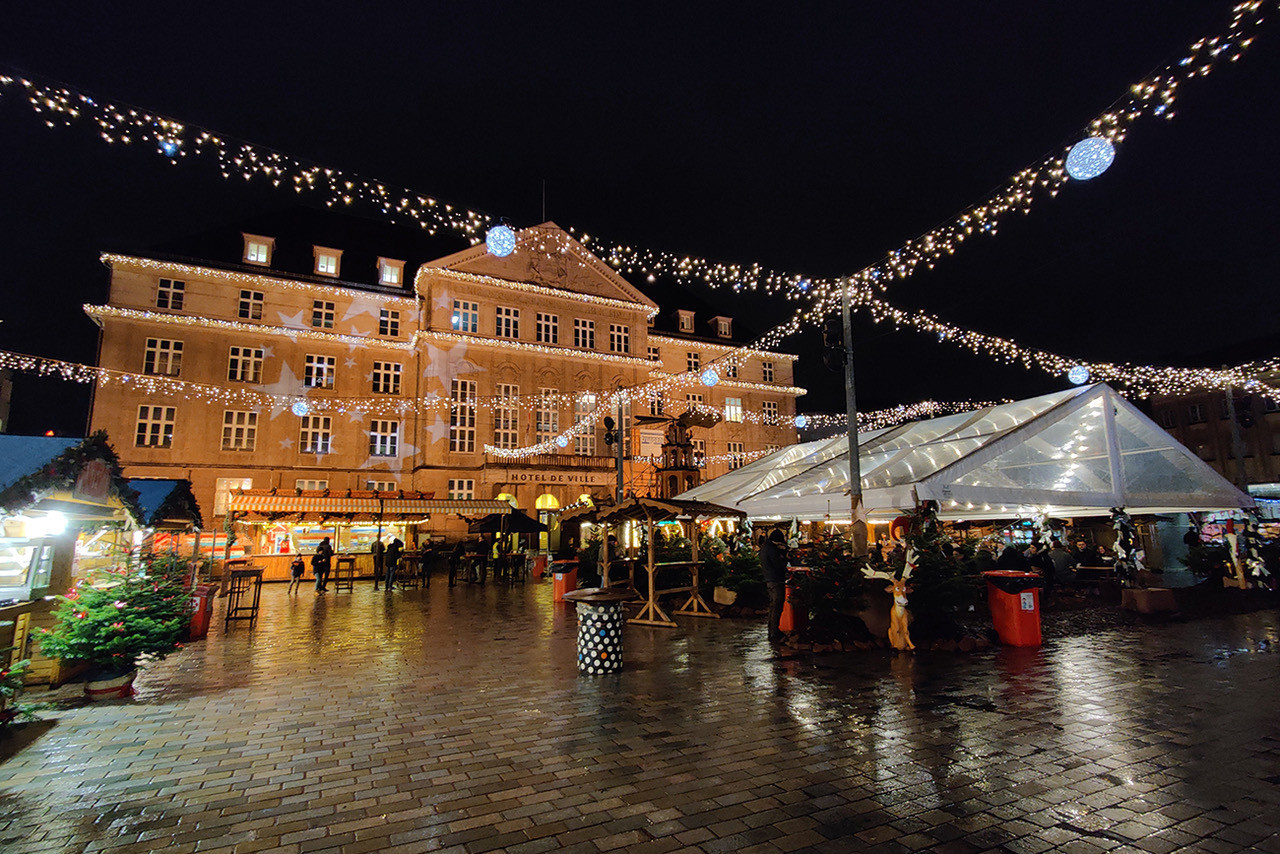 In Esch-sur-Alzette on Wednesday, security guards were refusing people who wanted to enter the Christmas market with a negative test result. Photo: Paperjam