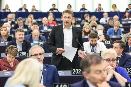 Le rapporteur sur les subventions étrangères, le député européen Christophe Hansen, se réjouit de l’adoption du texte par le Parlement européen à une très large majorité (627 voix pour, 8 voix contre). (Photo: European Union 2022/EP)