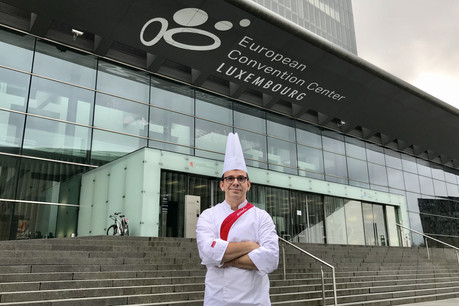Le chef Christophe Jacquet pose fièrement devant l’ECCL, l’institution dont il est chargé des cuisines. (Photo: Maison Moderne)