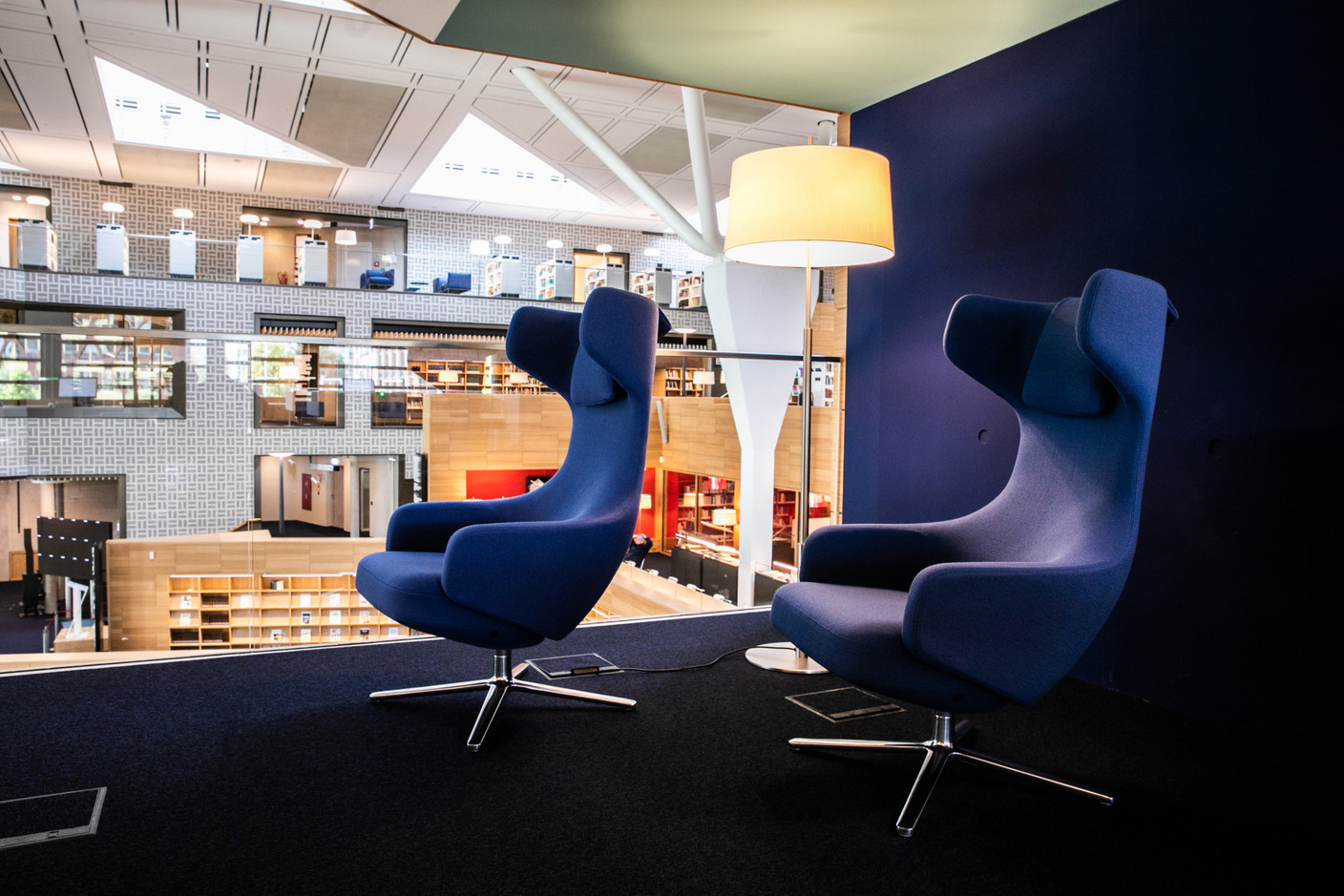 The National Library of Luxembourg (BNL) in Kirchberg houses over a million documents in several languages and offers comfortable areas for reading, working or simply wandering among the shelves. Photo: Edouard Olszewski