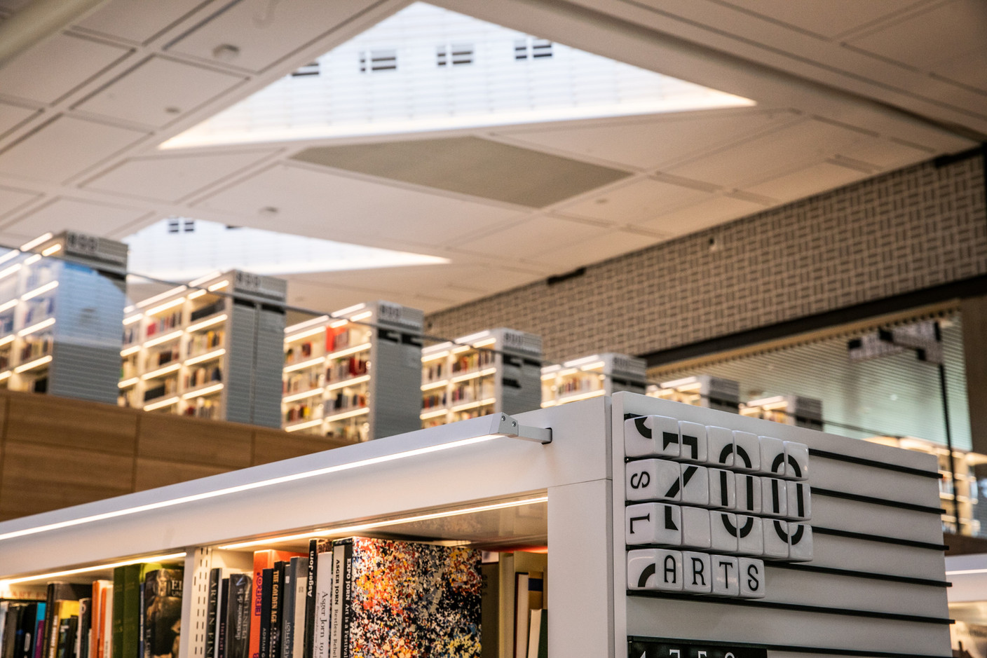 The National Library of Luxembourg (BNL) in Kirchberg houses over a million documents in several languages and offers comfortable areas for reading, working or simply wandering among the shelves. Photo: Edouard Olszewski