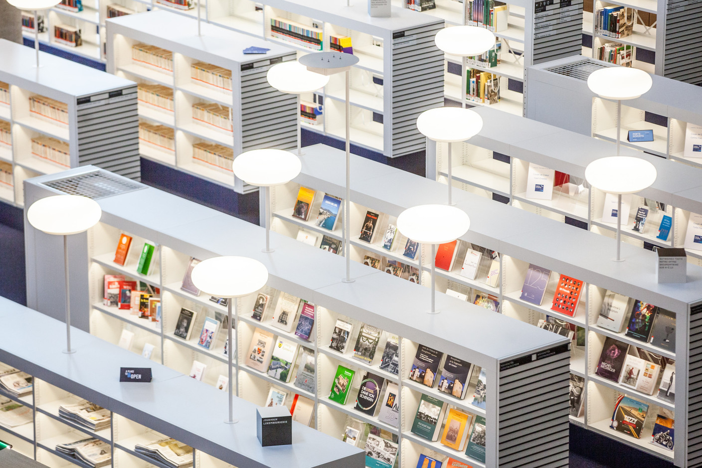 The National Library of Luxembourg (BNL) in Kirchberg houses over a million documents in several languages and offers comfortable areas for reading, working or simply wandering among the shelves. Photo: Edouard Olszewski