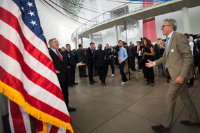 Avec Randolph Evans (ambassadeur des États-Unis au Luxembourg), lors de l’anniversaire de l’Indépendance des États-Unis en juillet 2019 à la Philharmonie. ((Photo: Nader Ghavami / Archives) )