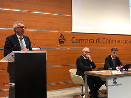 Pierre Gramegna s’exprime au pupitre de la Chambre de commerce de Florence en mars 2020. (MFIN/MECO)