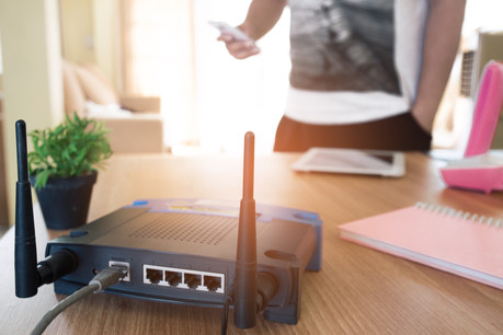 Un routeur plus puissant et un répétiteur, parfois, peuvent améliorer la connexion en temps de confinement et de télétravail. (Photo: Shutterstock)