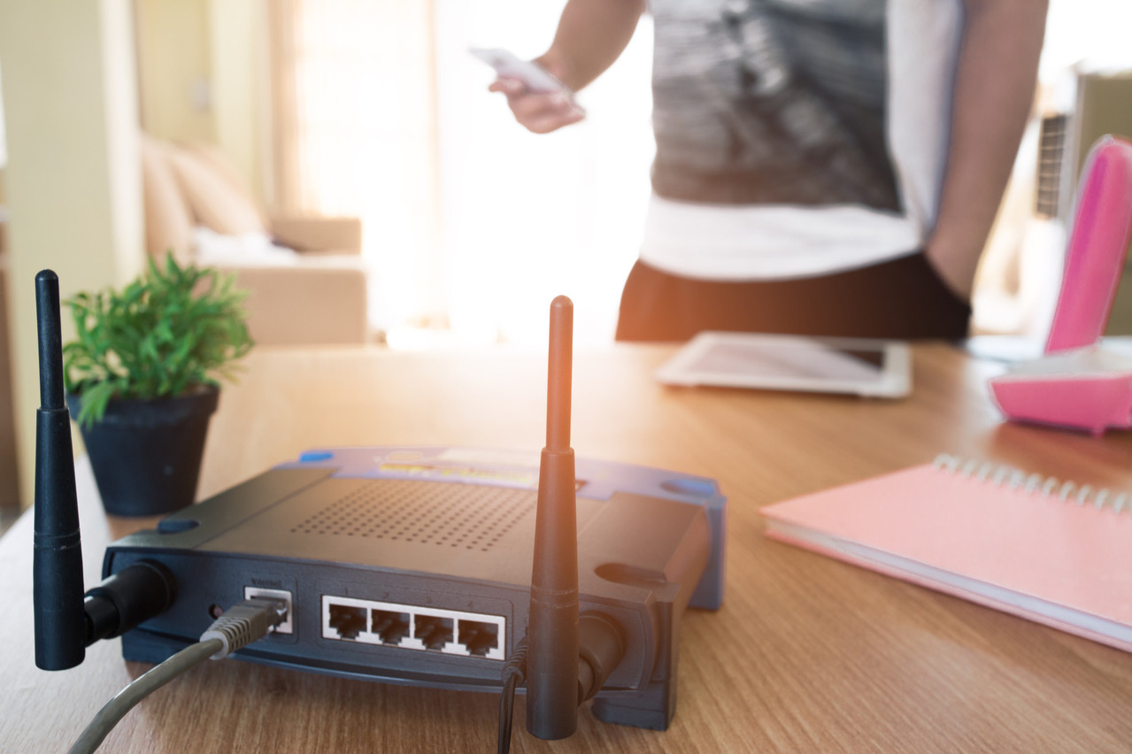 Un routeur plus puissant et un répétiteur, parfois, peuvent améliorer la connexion en temps de confinement et de télétravail. (Photo: Shutterstock)