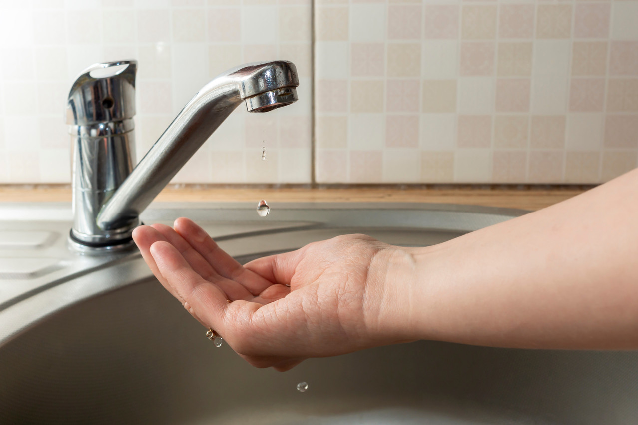 Traquer les fuites peut permettre de réduire sa consommation: en moyenne, un robinet qui goutte perd quatre litres d’eau par heure. (Photo: Shutterstock)