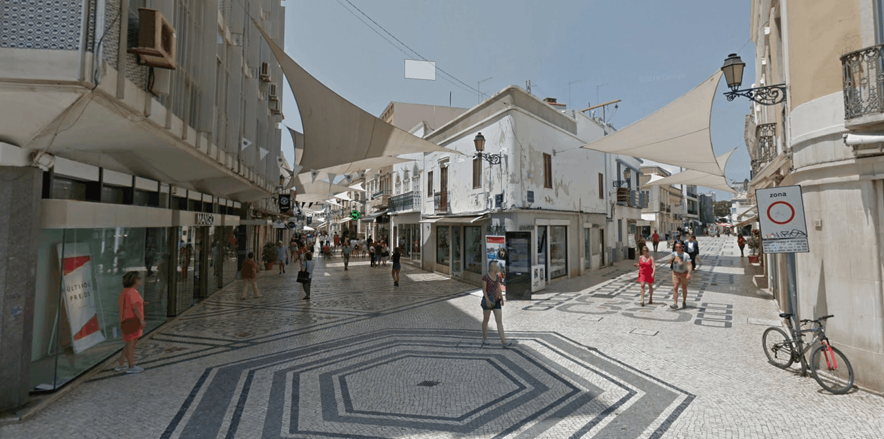 Cette chaussée est typique des rues piétonnes au Portugal. (Photo: Capture d’écran Google maps)