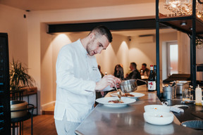 Le chef breton Baptiste Heugens propose une cuisine équilibrée et audacieuse, sublimant les poissons de sa région avec des accompagnements aux saveurs fraîches, piquantes ou épicées. (Photo: Cedric Grumiau/Gault&Millau Luxembourg)