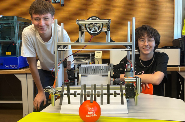 Côme (à gauche) et Cléa (à droite), deux des cinq lycéens de Vauban qui représenteront le Luxembourg au First Global Challenge 2026, en Corée du Sud, devant leur robot qui doit aider à lutter contre les feux de forêt. (Photo: Paperjam)