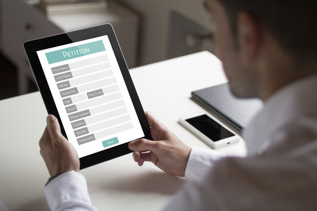 En raison des consignes du gouvernement visant à éviter tout rassemblement pendant l’état de crise, la collecte de signatures sur papier reste suspendue. (Photo: Shutterstock)