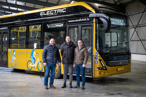 Entouré des dirigeants de Vandivinit, Laurent Bravetti a livré les cinq premiers bus électriques de la société. (Photo: Volvo Bus)