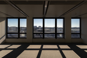 Dans les étages, la vue s’ouvre sur les alentours. Romain Gamba/Maison Moderne