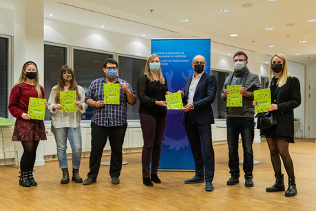 Les membres du Biergerkommitee Lëtzebuerg 2050 ont présenté leur rapport à Claude Turmes, ministre de l’Aménagement du territoire. (Photo: ministère de l’Énergie et de l’Aménagement du territoire)