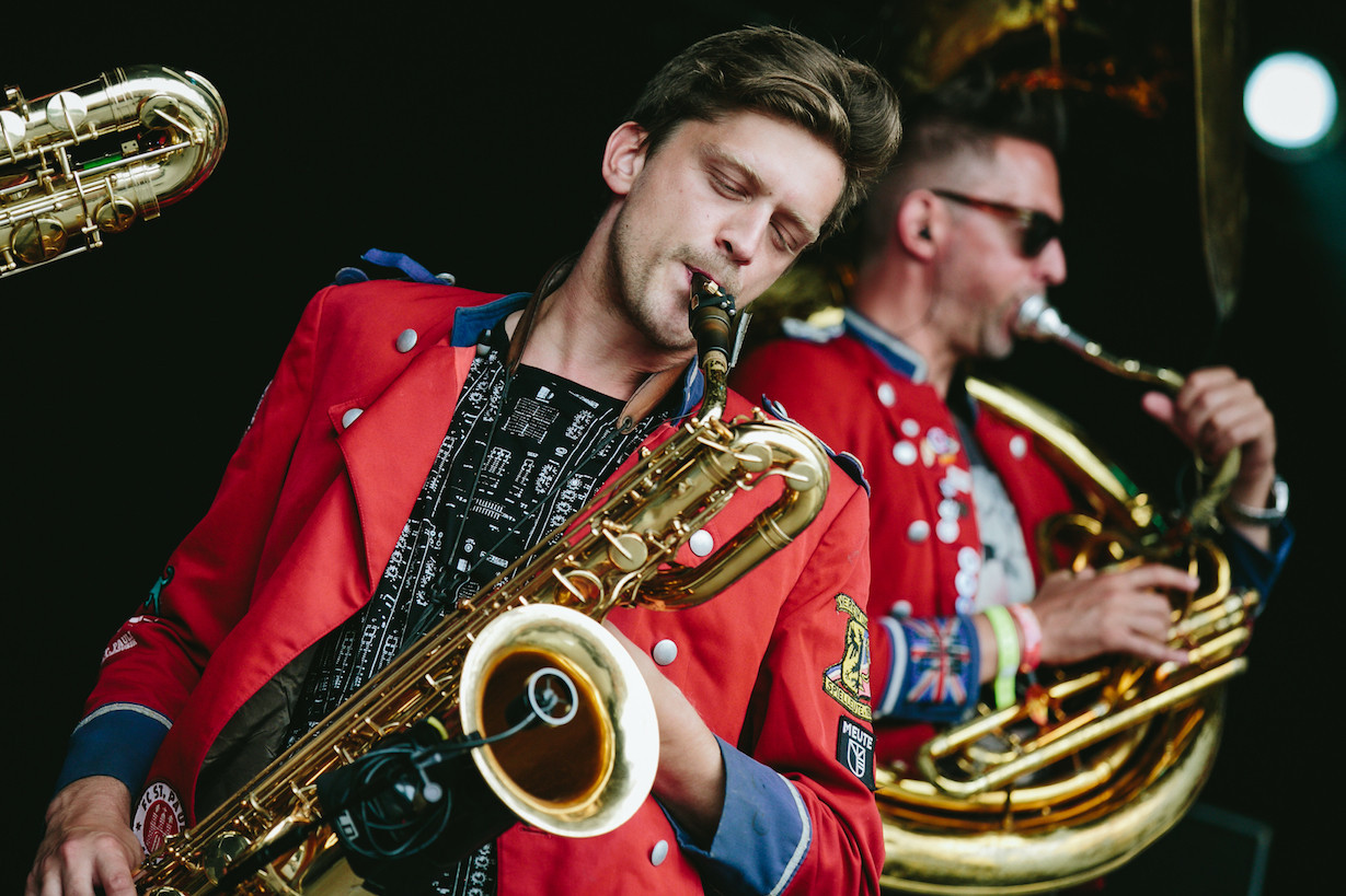 Hamburg techno marching band Meute, seen here on stage in 2019, will shake things up on the Glacis on Saturday 7 August. Chris W. Braunschweiger /Creative Commons