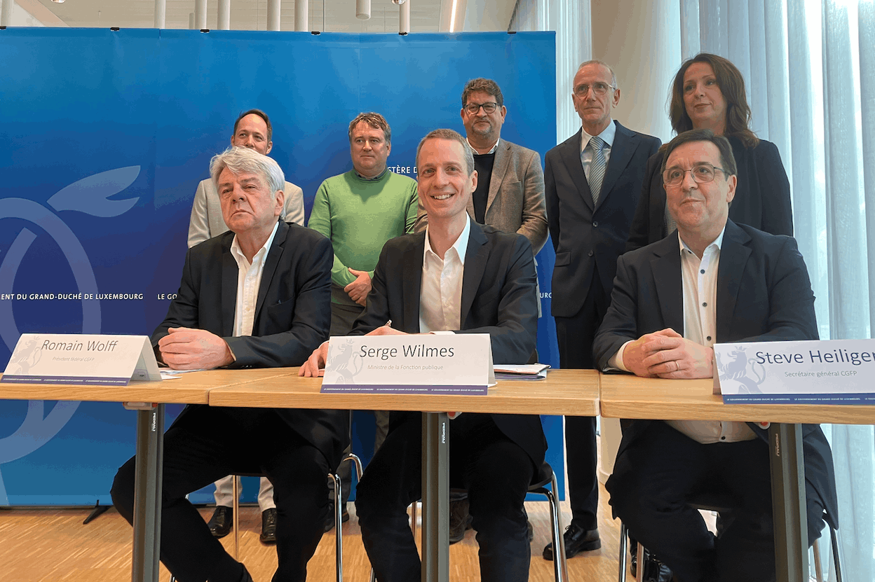 Romain Wolff, president of the CGFP, Serge Wilmes (CSV), minister for the civil service and Steve Heiliger, secretary general of the CGFP signed the civil service pay agreement for the period 2025-2026. Photo: Marc Fassone/Maison Moderne