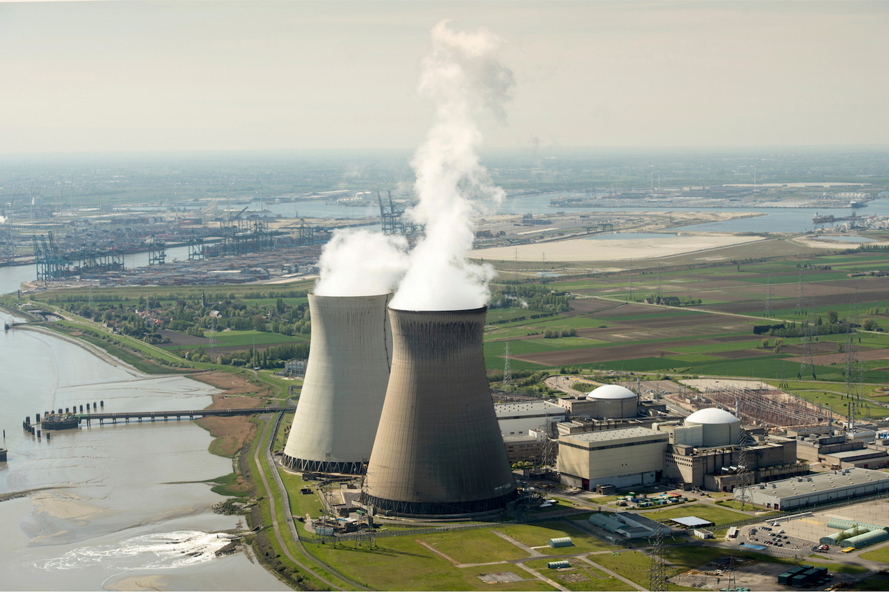Les réacteurs de la centrale de Doel, dans le port d’Anvers, ont été modernisés afin de pouvoir fonctionner jusqu’en 2025. Mais la CJUE considère que les travaux auraient dû être précédés d’une évaluation environnementale. (Photo : Shutterstock)