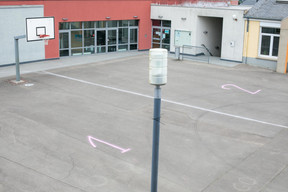 Les enfants sortiront à tour de rôle, par groupe, en récréation. Et resteront dans une zone délimitée par un numéro pour limiter les contacts. ((Photo: Matic Zorman / Maison Moderne))