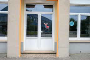 Les entrées se font ici, par des accès séparés permis par l’architecture des lieux. Une école signée par Christian Bauer. ((Photo: Matic Zorman / Maison Moderne))