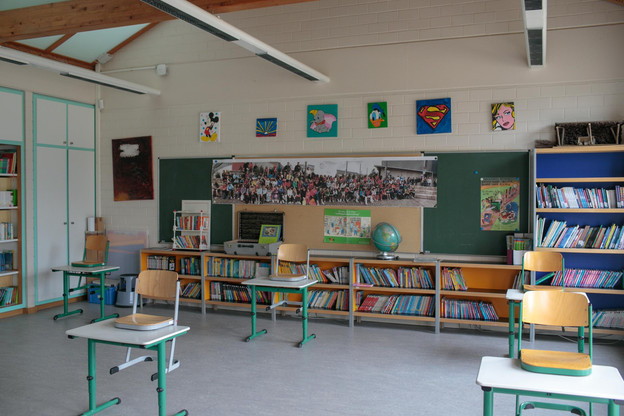 Les bureaux des élèves sont espacés de plus de deux mètres, comme le préconisent les autorités. (Photo: Matic Zorman/Maison Moderne)