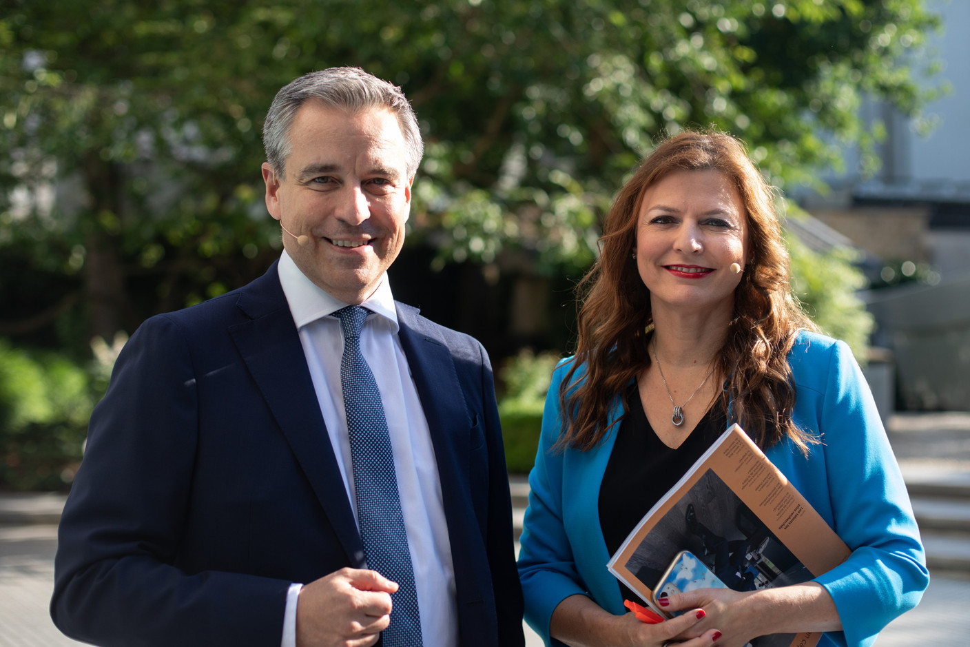 Claude Meisch (ministre de l'Éducation, de l'Enfance et de la Jeunesse) et Nathalie Reuter (journaliste chez Maison Moderne). (Photo : Léo Biewer / Maison Moderne)