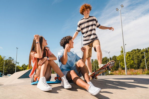 Multiplier les lieux de rencontre et les activités hors écran: le Jugendpakt 2026-2030 veut offrir aux jeunes davantage d’occasions de se retrouver, de s’engager et de gagner en autonomie. (Photo: Shutterstock)