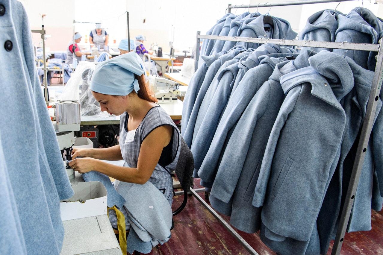Dans quelles conditions sociales travaillent les professionnels de la mode? Respectent-ils l’environnement? Autant de questions auxquelles l’application Clear Fashion apporte des éléments de réponse. (Photo: Shutterstock)