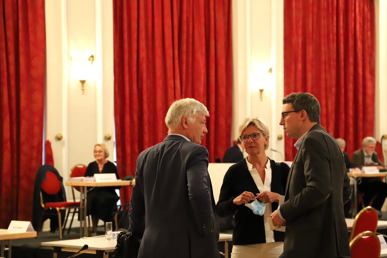 Claude Wiseler and Martine Hansen of the CSV talk with Sven Clement of the Pirate Party in the Chamber of Deputies following the presentation of the Waringo report on Monday. Chamber of Deputies / Flickr