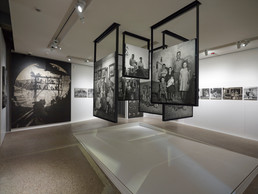 La disposition choisie par Steichen, moderne et spectaculaire. (Photo: «The Family of Man»/château de Clervaux/CNA/Romain Girtgen)