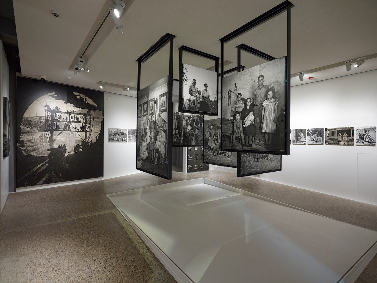 La disposition choisie par Steichen, moderne et spectaculaire. (Photo: «The Family of Man»/château de Clervaux/CNA/Romain Girtgen)