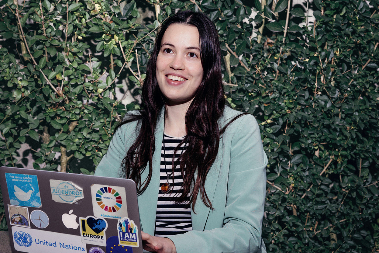 Lara Bertemes embodies a generation that is both committed and eager to “live by its ideas”. Hyper-connected, her peers also seek to rally others. (Photo: Julian Pierrot/Paperjam)