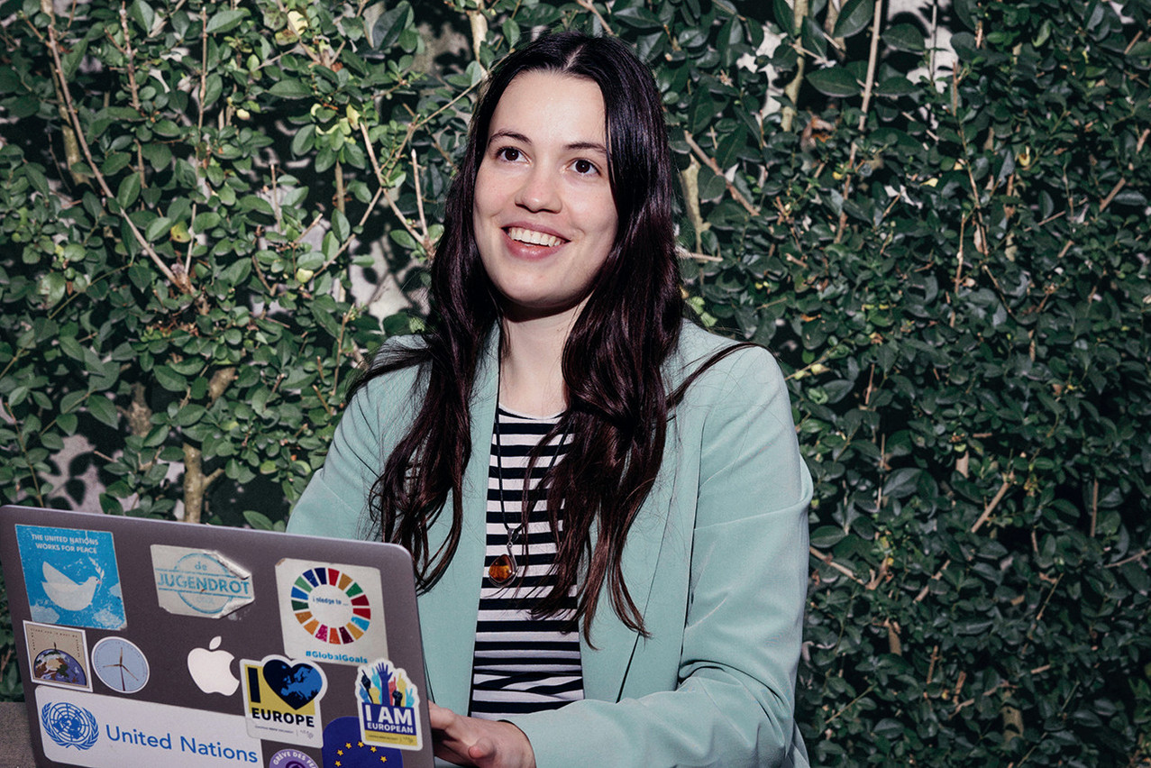 Lara Bertemes embodies a generation that is both committed and eager to “live by its ideas”. Hyper-connected, her peers also seek to rally others. (Photo: Julian Pierrot/Paperjam)