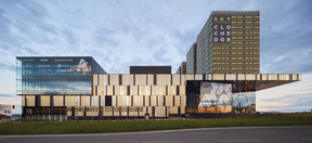 Conçu par Fabeck Architectes et exécuté avec la collaboration de Schemel Wirtz Architectes Associés, le Centre commercial Cloche d’Or (2019) abrite un hypermarché, une galerie commerciale pour 115 boutiques, deux tours de logements, un centre médical (prochainement), un espace wellness avec piscine ­privative, des parkings. (Photo: Barbara Burg + Oliver Schuh, Palladium Photodesign)