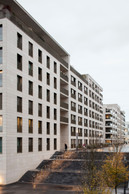 Parmi les premières constructions, le quartier Parc est un ensemble résidentiel qui a été achevé en 2020. On y trouve des immeubles conçus par a+a, Andrew Phillips, Fabeck Architectes, Schemel Wirtz Architectes Associés. Au total, 1.500 logements sont livrés dans des îlots organisés autour de cours communes. (Photo: Paola Corsini)