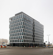 La Intesa Sanpaolo House (2021), siège de la banque Intesa Sanpaolo (10.500 m2) est le fruit du travail des équipes de Moreno Architecture et Associés. La banque a choisi d’installer ici son siège pour regrouper l’ensemble de ses équipes, dans un bâtiment iconique dont la façade en quinconce met en œuvre à la fois le verre, le métal et la pierre.  (Photo: Christophe Bustin)