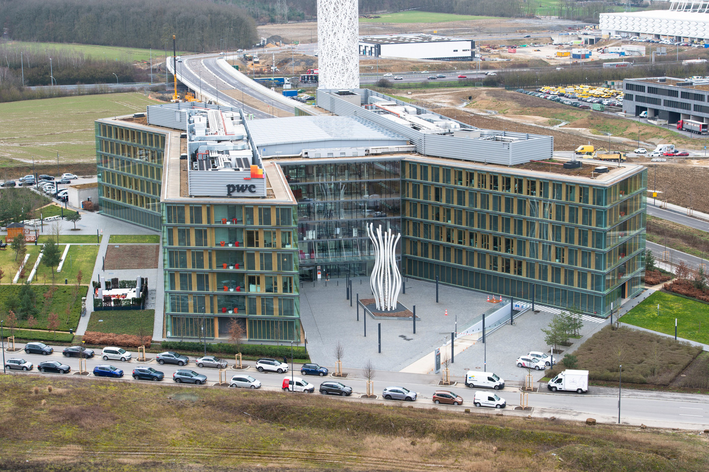 Le Crystal Park (2014) est l’un des immeubles phare de la Cloche d’Or. Conçu par P.Arc, il est aujourd’hui occupé par PwC. Il a une façade en double peau de verre et bois. Les surfaces intérieures représentent 30.000 m2 et accueillent des espaces de bureaux, un centre de formation et un vaste atrium. En 2027, PwC déménagera vers son nouveau campus, toujours à la Cloche d’Or, pour laisser la place à un autre occupant. (Photo: Anthony Dehez)