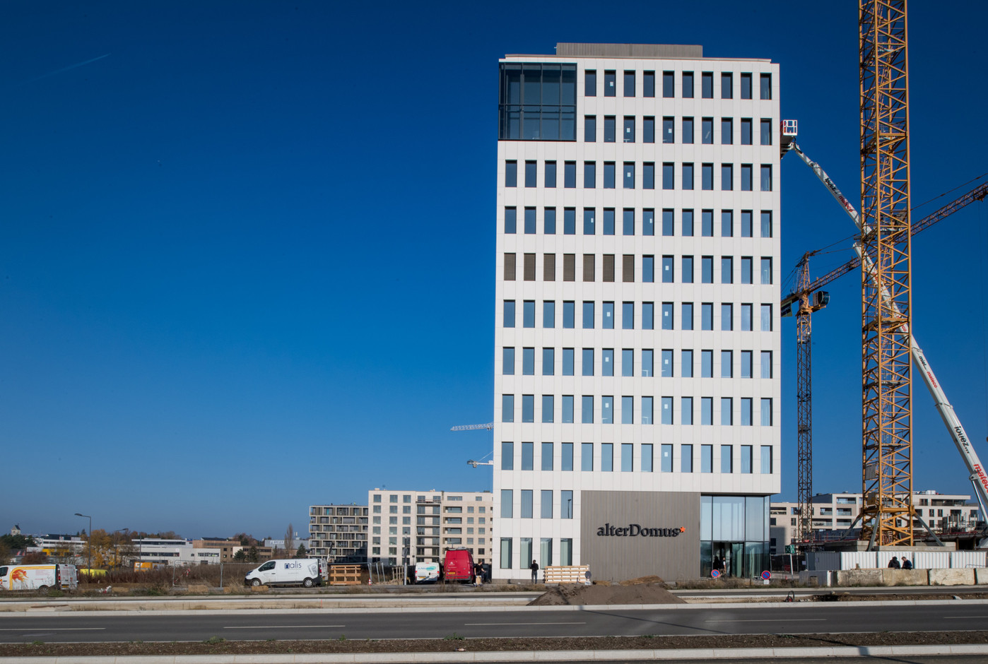 C’est le bureau Moreno Architecture et Associés qui a conçu le Mélius (2018), immeuble aujourd’hui occupé par Alter Domus. Ces quelque 11.000 m2 sont répartis sur 11 étages. Les espaces de travail, de configuration variable, sont complétés par une quarantaine d’espaces collaboratifs et un knowledge centre. Plusieurs loggias offrent des vues sur le quartier. (Photo: Nader Ghavami)