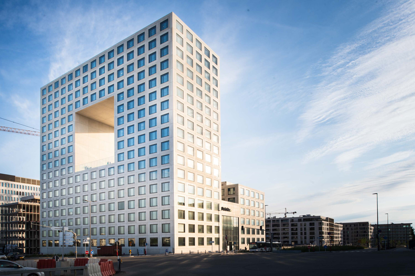 Le bâtiment D.Square (2019), dont l’architecture est signée Paul Bretz Architectes, a été conçu pour les équipes de Deloitte. Les espaces intérieurs sont l’œuvre de Moreno Architecture et Associés. Cette construction présente la spécificité d’avoir cette immense terrasse en son cœur. Un second bâtiment de taille plus modeste complète les surfaces nécessaires et est relié au premier par une rue intérieure couverte. (Photo: Nader Ghavami)