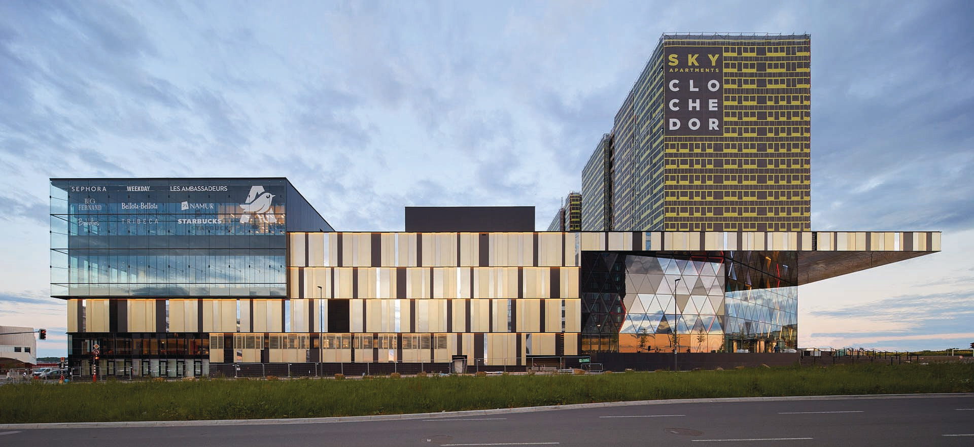 Conçu par Fabeck Architectes et exécuté avec la collaboration de Schemel Wirtz Architectes Associés, le Centre commercial Cloche d’Or (2019) abrite un hypermarché, une galerie commerciale pour 115 boutiques, deux tours de logements, un centre médical (prochainement), un espace wellness avec piscine ­privative, des parkings. (Photo: Barbara Burg + Oliver Schuh, Palladium Photodesign)