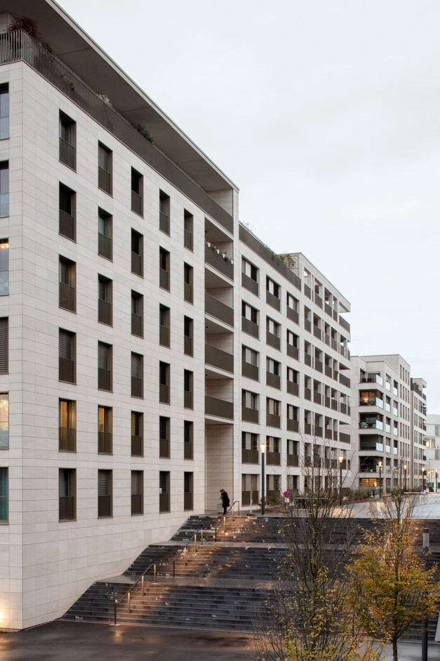 Parmi les premières constructions, le quartier Parc est un ensemble résidentiel qui a été achevé en 2020. On y trouve des immeubles conçus par a+a, Andrew Phillips, Fabeck Architectes, Schemel Wirtz Architectes Associés. Au total, 1.500 logements sont livrés dans des îlots organisés autour de cours communes. (Photo: Paola Corsini)