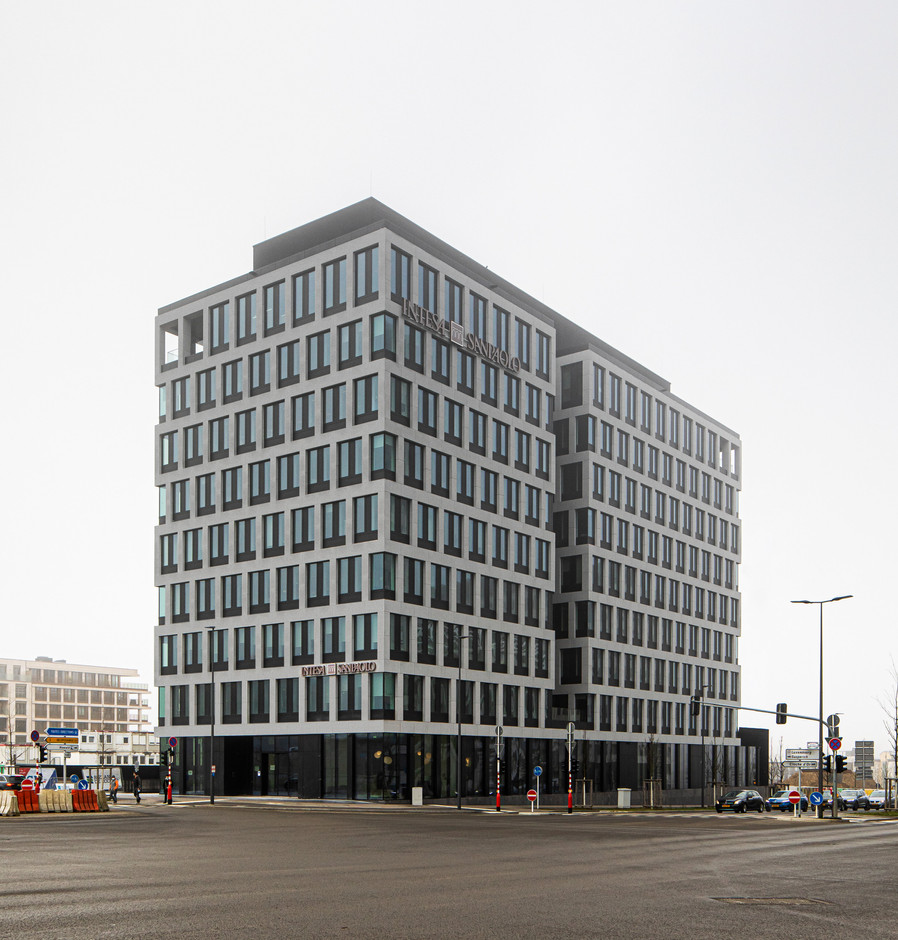 La Intesa Sanpaolo House (2021), siège de la banque Intesa Sanpaolo (10.500 m2) est le fruit du travail des équipes de Moreno Architecture et Associés. La banque a choisi d’installer ici son siège pour regrouper l’ensemble de ses équipes, dans un bâtiment iconique dont la façade en quinconce met en œuvre à la fois le verre, le métal et la pierre.  (Photo: Christophe Bustin)