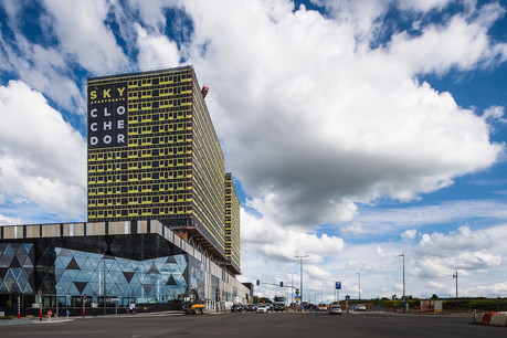 Le centre commercial surplombé de deux tours, qui en font un complexe inédit au Luxembourg. (Photo: Nader Ghavami)