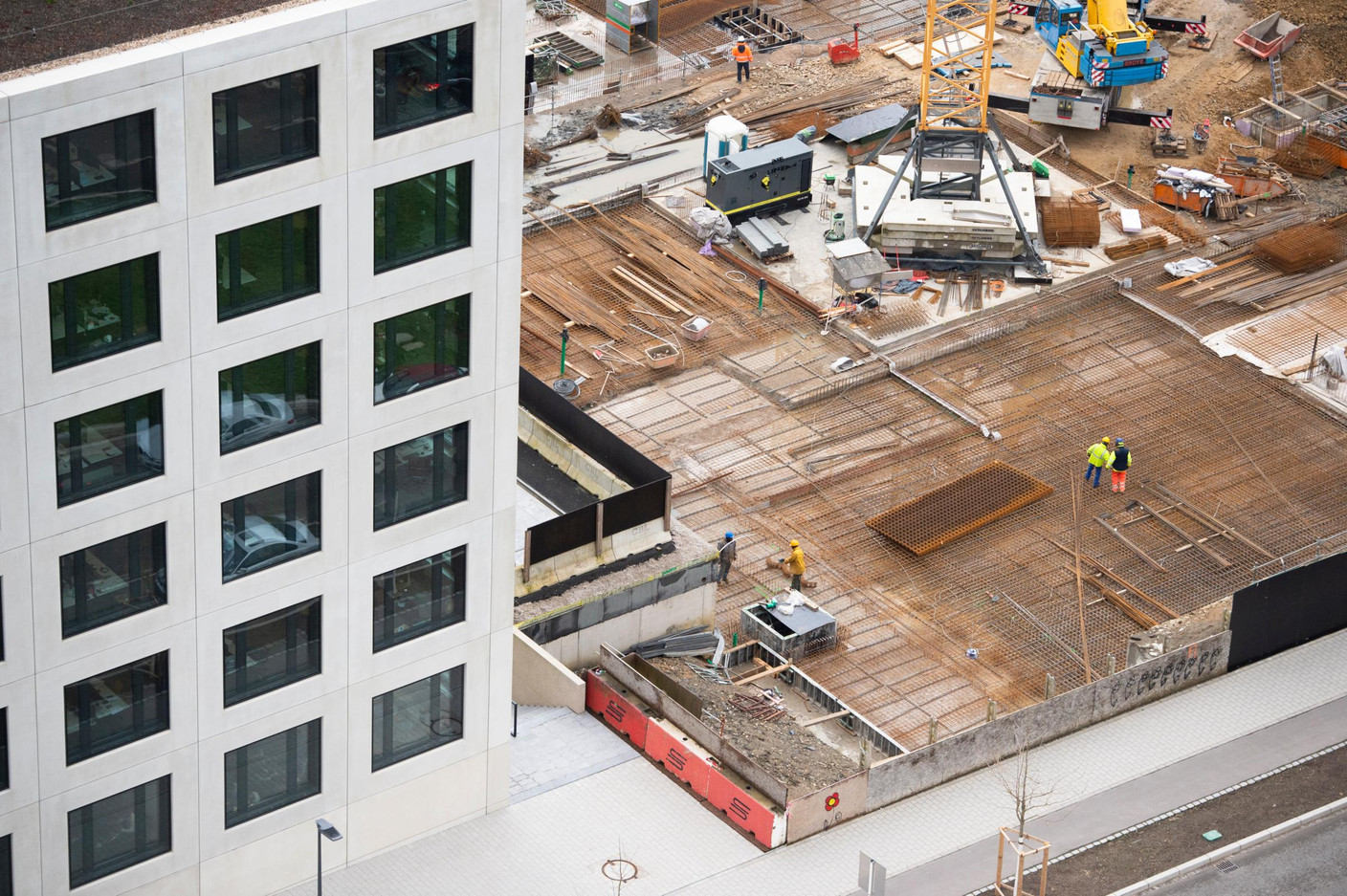 Trois chantiers se déroulent derrière le siège de Deloitte. (Photo: Anthony Dehez)