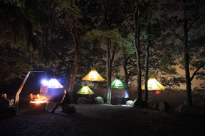 Après un repas sous la forme d’un barbecue, chacun rejoint son portaledge pour la nuit.  ((Photo: cloefhaenger.com))