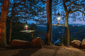 Les portaledges à la nuit tombante.  ((Photo: cloefhaenger.com))