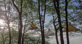  On loge à deux sur chaque portaledge, à deux ou trois mètres de hauteur.                                ((Photo: cloefhaenger.com))