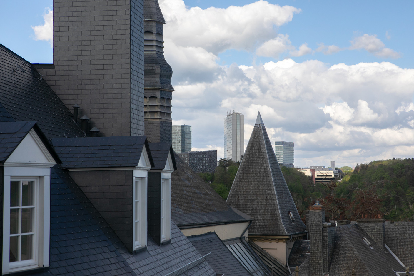 Vue sur les toits de la vieille ville, avec le Kirchberg, au fond. (Photo: Matic Zorman/Maison Moderne)